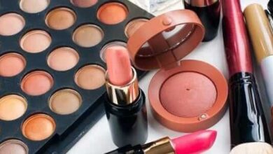 تفسير رؤية وضع المكياج للعزباء