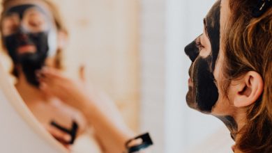 امرأة تقوم بروتين العناية بالبشرة المختلطة في الصيف
